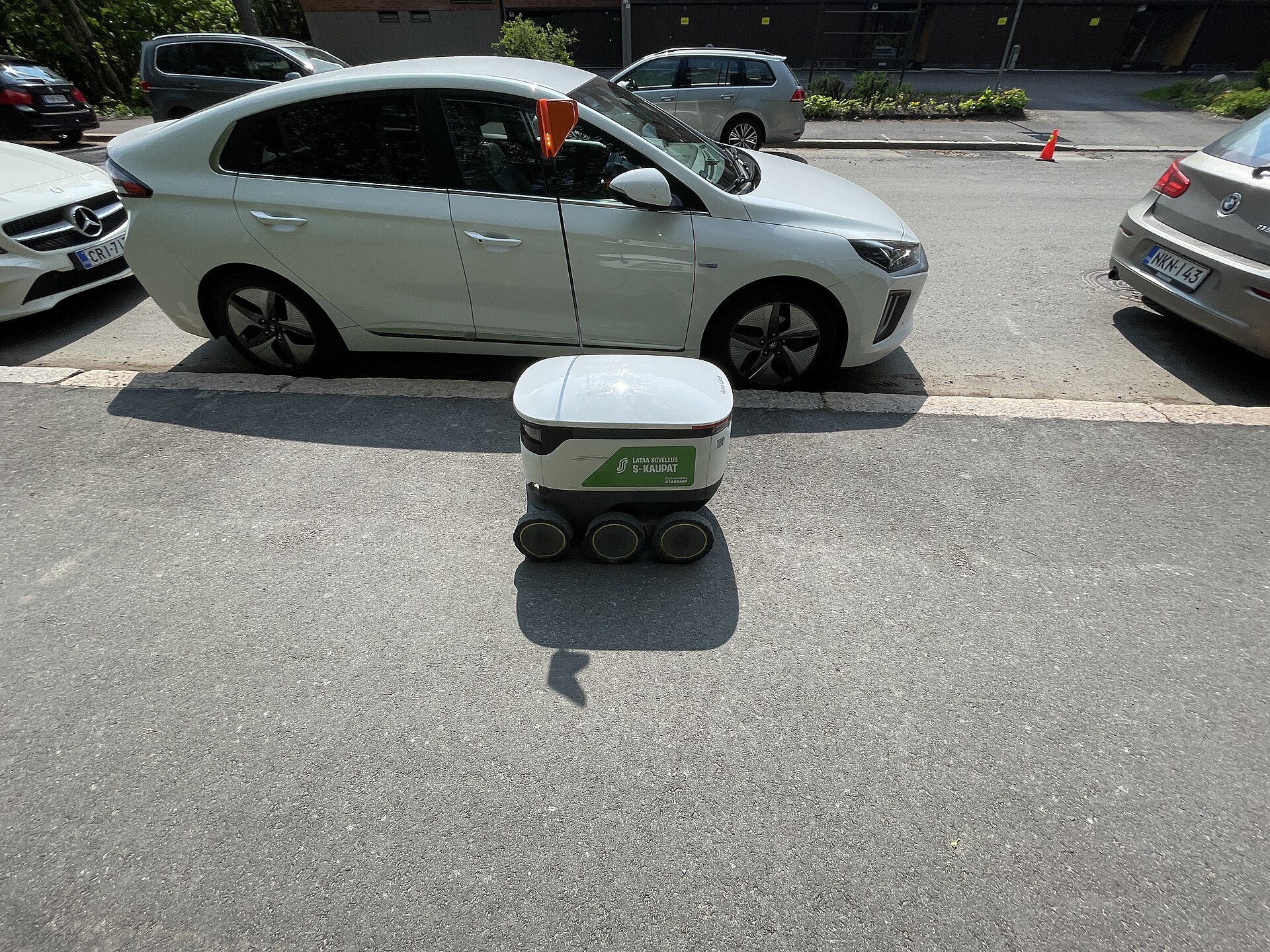 A grocery delivery robot