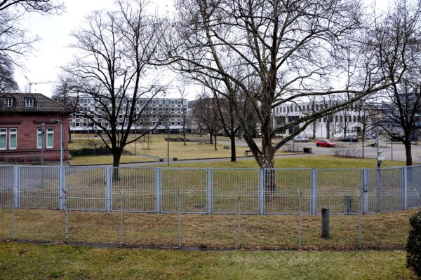Buildings of the Federal Court of Justice in Karlsruhe behind a fence and bare trees